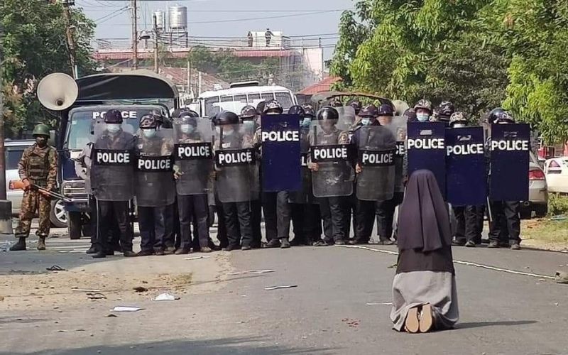 "Atirem só em mim": religiosa reza de joelhos diante da polícia e salva centenas de pessoas