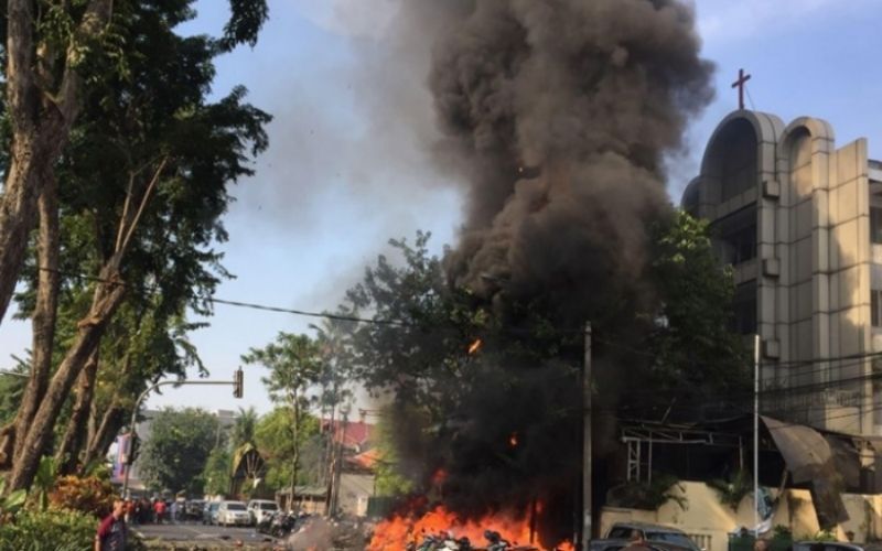 Terroristas bombardeiam igreja em pleno Domingo de Ramos na Indonésia