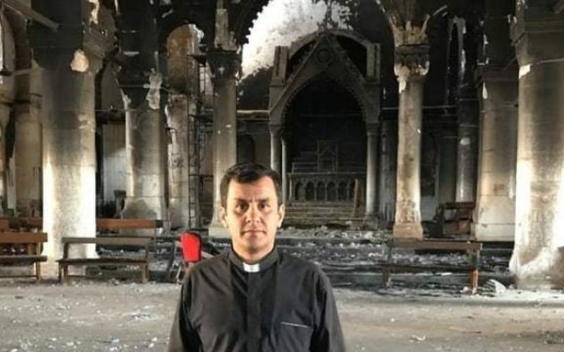 Este padre quase morreu duas vezes, mas agora está reconstruindo a maior igreja do Iraque