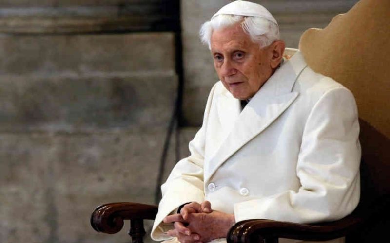 Bento XVI nega teorias conspiratórias sobre sua renúncia e diz: "Não há dois papas"