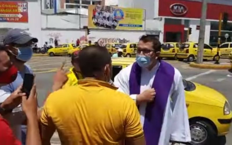 [Vídeo] Padre pede piedade a taxistas que não abriram caminho para uma ambulância