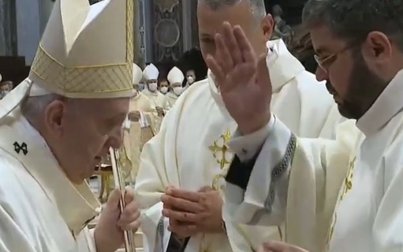 Padre brasileiro ordenado pelo Papa Francisco explica porquê pediu para abençoá-lo
