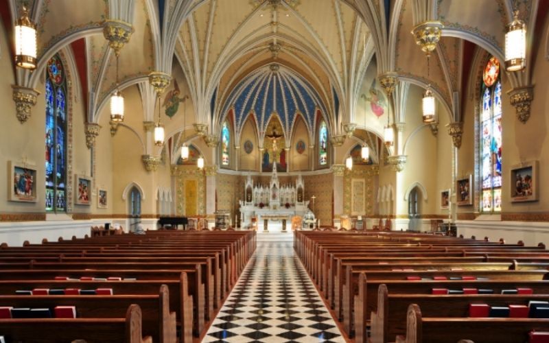 Exorcista explica por quê um demônio nunca ousa entrar em uma igreja católica