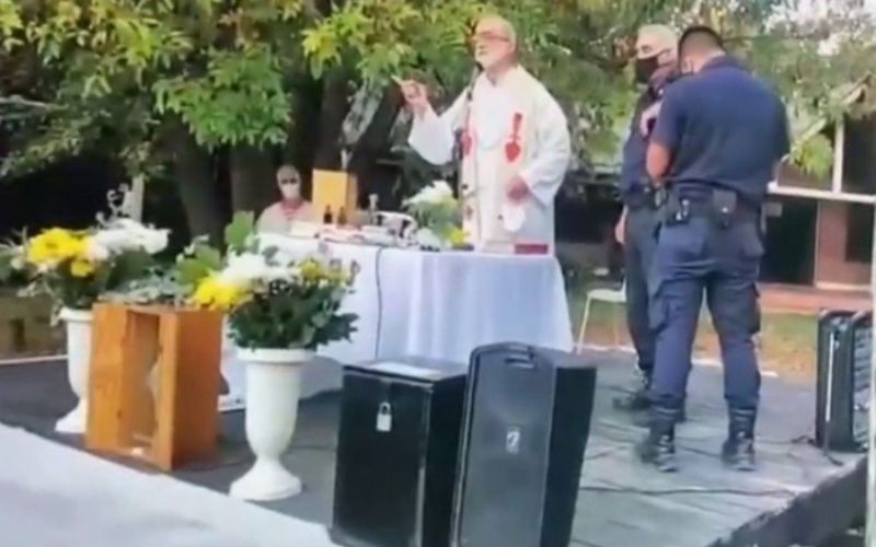 Polícia tenta interromper missa na Argentina e sacerdote não permite