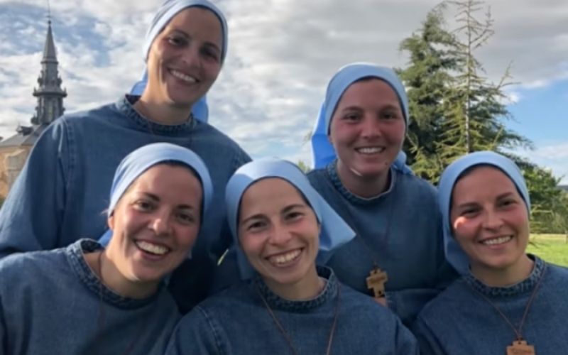 Em dois anos, estas 5 irmãs de sangue viraram freiras na mesma congregação religiosa