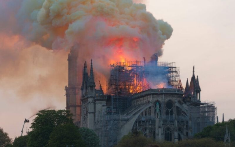 Restauração da Catedral de Notre Dame pode transformá-la numa "Disney", alertam críticos