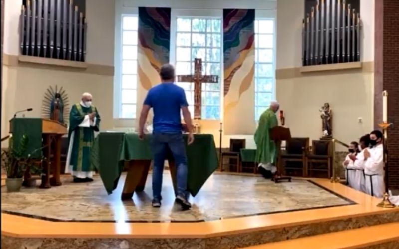 [Vídeo] Homem tenta atacar padre e é preso no meio da missa