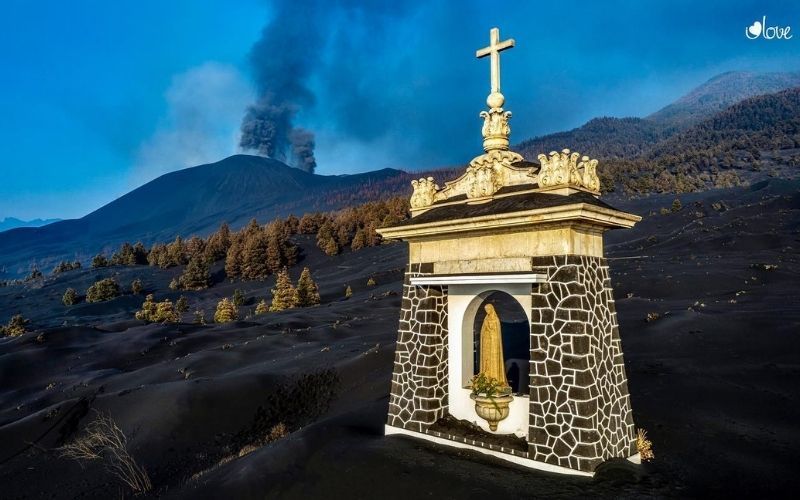 O vulcão de La Palma e a imagem de Nossa Senhora que permanece de pé