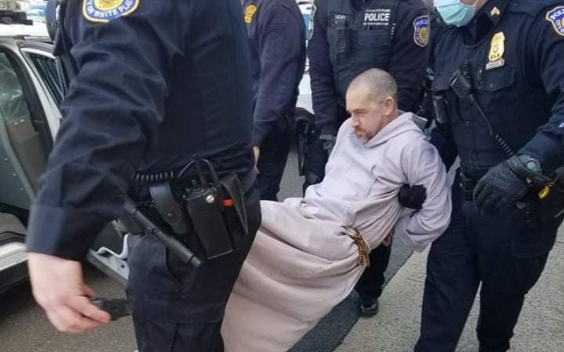 Polícia prende padre e fieis que rezavam em clínica de aborto em NY
