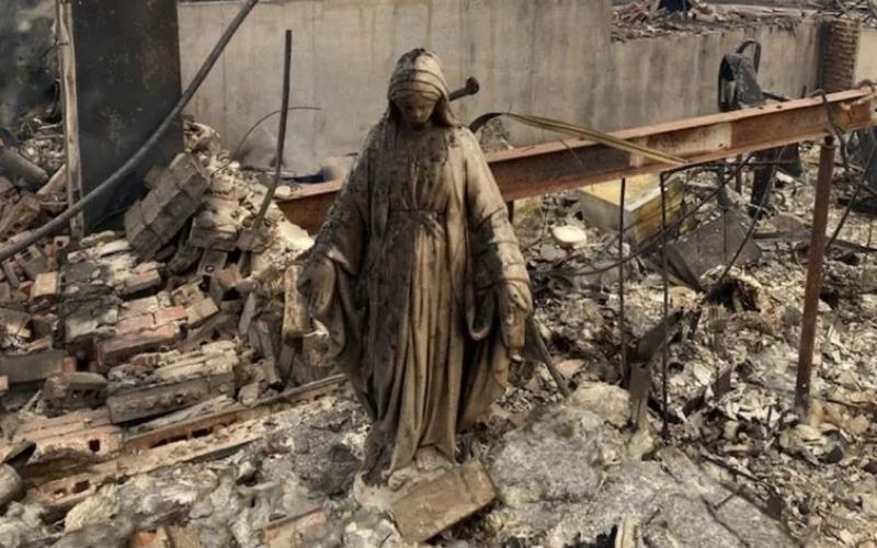 Incêndio deixa cerca de mil casas destruídas, mas imagem da Virgem Maria permanece ilesa