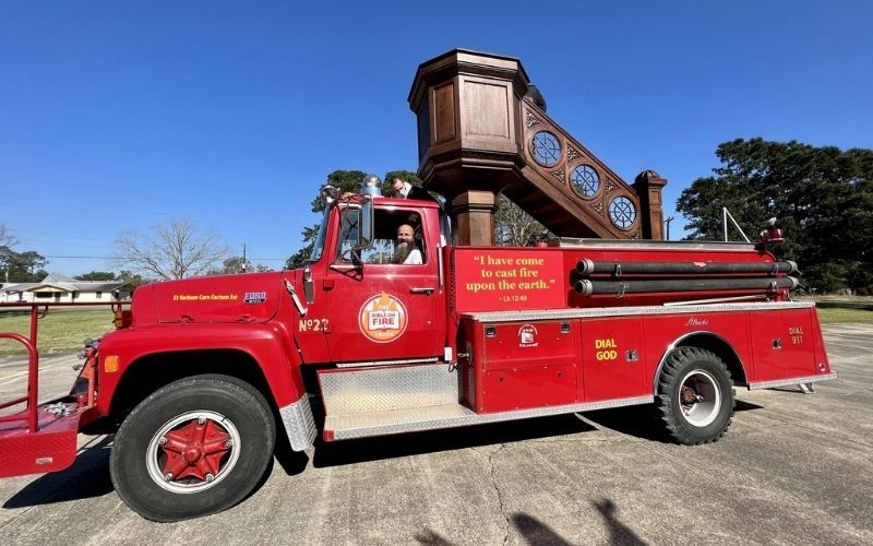Comunidade usa caminhão de bombeiros para levar a Palavra de Deus ao povo nas ruas