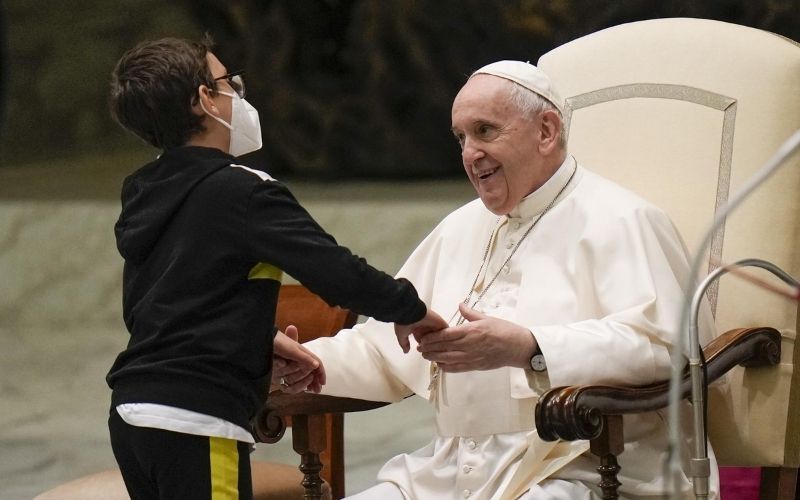 "É um milagre": Mãe afirma que seu filho foi curado após encontro com o Papa Francisco