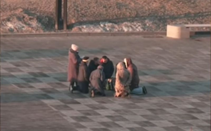 A comovedora imagem de pessoas rezando em zona de bombardeio na Ucrânia