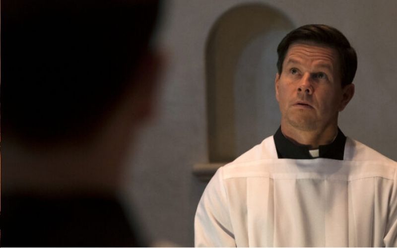 “É o meu chamado”: Mark Wahlberg revela o que o levou a interpretar padre em novo filme