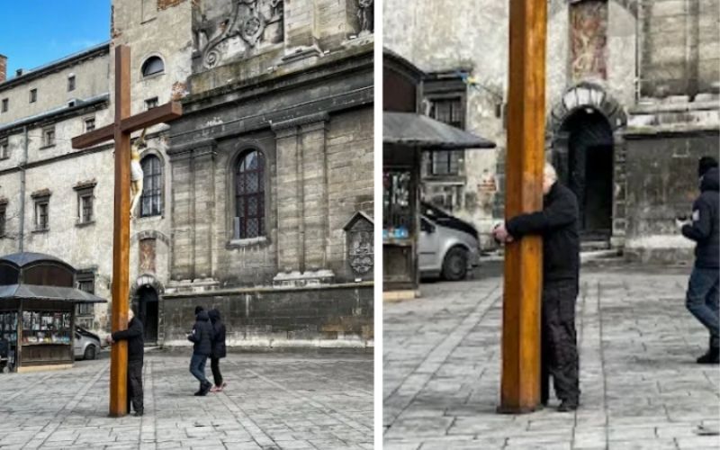 A história por trás da foto viral de um homem abraçando a cruz na Ucrânia