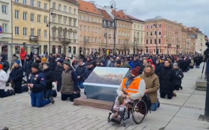 Centenas de homens poloneses rezam o terço pela paz na Ucrânia