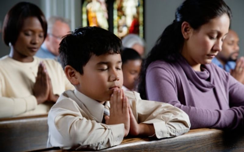 Padre faz alerta aos pais católicos que não levam os filhos à Santa Missa