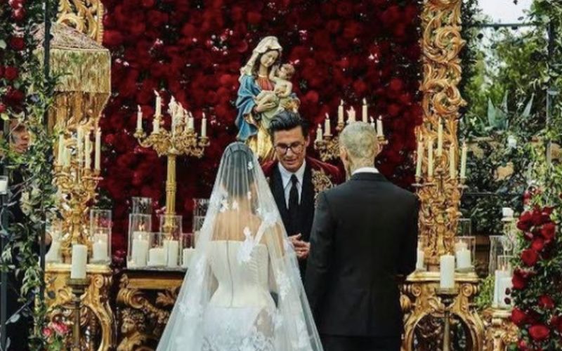 Kourtney Kardashian causa indignação por usar traje de casamento zombando Nossa Senhora
