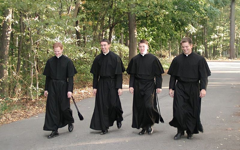 Diáconos e seminaristas são proibidos de usar batina em arquidiocese francesa
