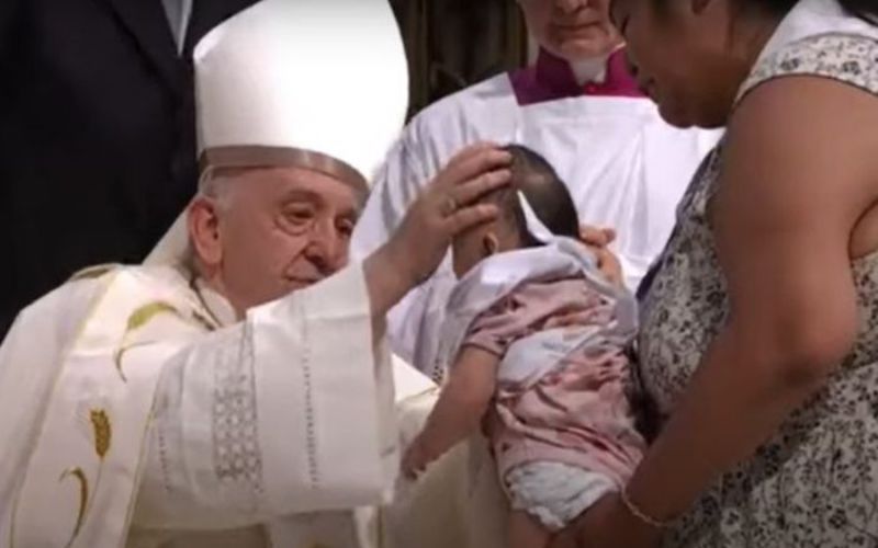 A comovente bênção do Papa Francisco que comoveu os fiéis no Canadá; veja o vídeo