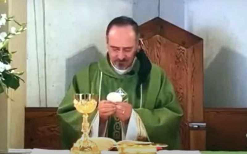 Vídeo comovente: padre cai em prantos durante momento da Consagração