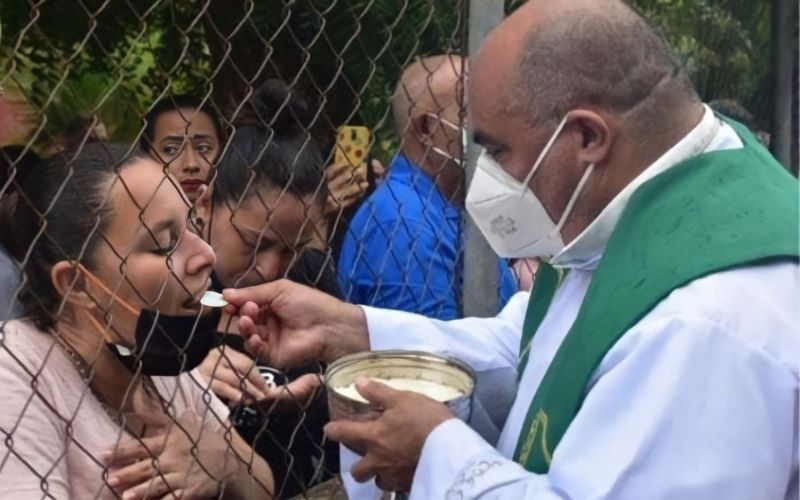 Nicarágua: veja as imagens mais impactantes da missa celebrada com cerco policial