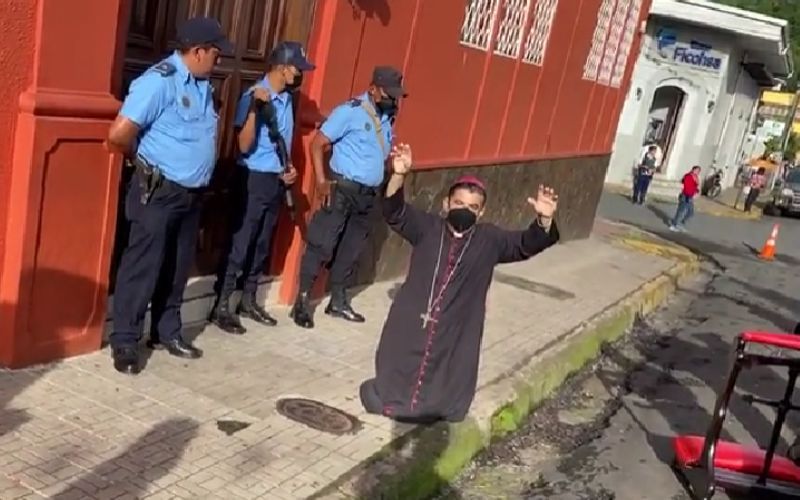 URGENTE: Polícia da Nicarágua entra na Cúria e prende o bispo Rolando Álvarez