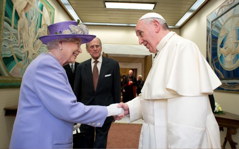 Morre Elizabeth II, a rainha britânica que conheceu 5 papas!