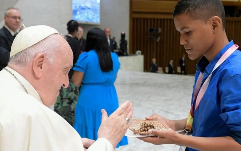 Jovem paraense se encontra com o Papa e lhe dá terço que fez com caroço de açaí
