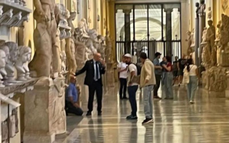 Turista é preso por destruir estátuas milenares no Museu do Vaticano