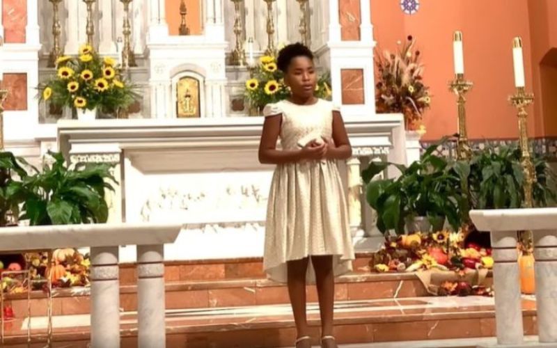Cantora de ópera mais jovem do mundo comove a internet ao interpretar 'Ave Maria'