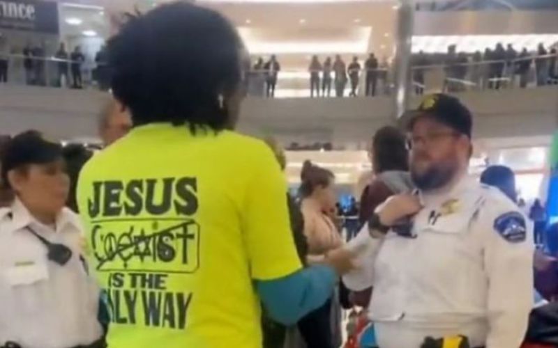 Homem é convidado a se retirar de shopping por usar camisa "Jesus é o único caminho"