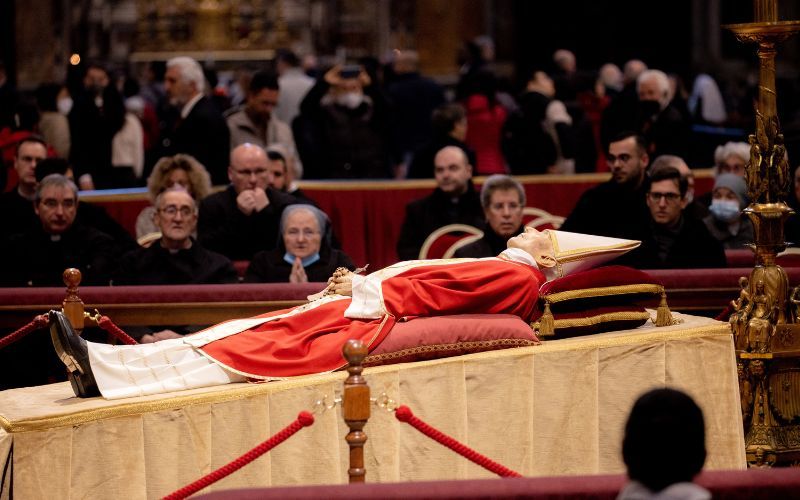 O motivo do corpo de Bento XVI não estar com a cruz pastoral nem sapatos vermelhos