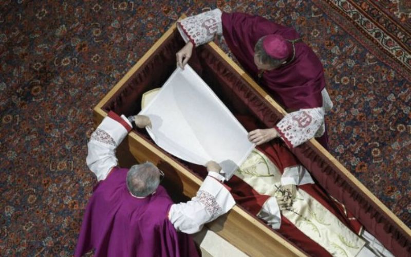 Por que Bento XVI foi enterrado com o rosto coberto? Sacerdote explica!