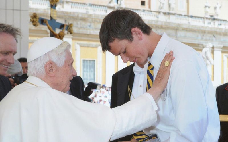 Milagre de Bento XVI? Jovem é curado de câncer e, anos depois, é ordenado sacerdote