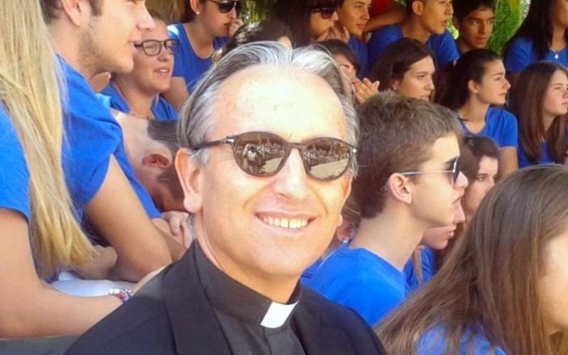 Este padre "cupido" já ajudou mais de 500 pessoas a encontrarem um cônjuge