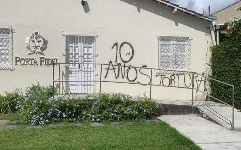 Vândalos picham sede da comunidade católica que participou de ato contra o aborto