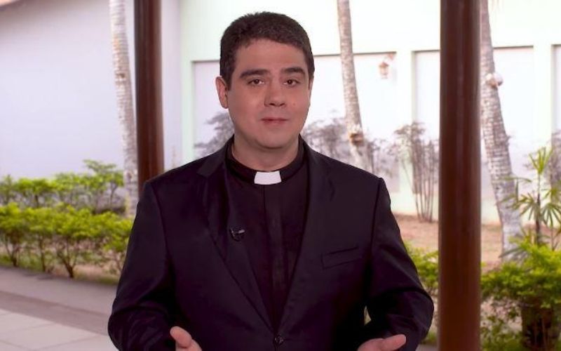 Em vídeo, Padre Robson comenta acusações e fala do afastamento das atividades