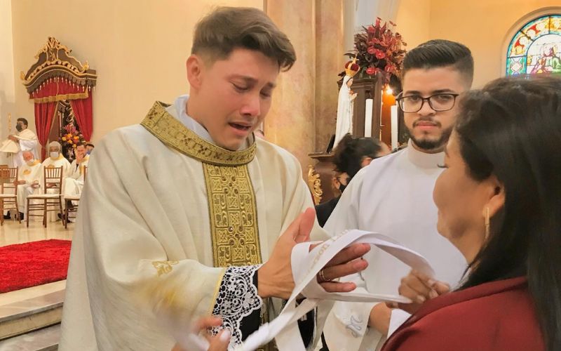 Emocionante vídeo: jovem padre chora de alegria após abençoar sua mãe